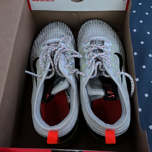 size 7 youth NIKE air vapormaxs. lightly worn, still in tact, like new. - Picture 4 of 7